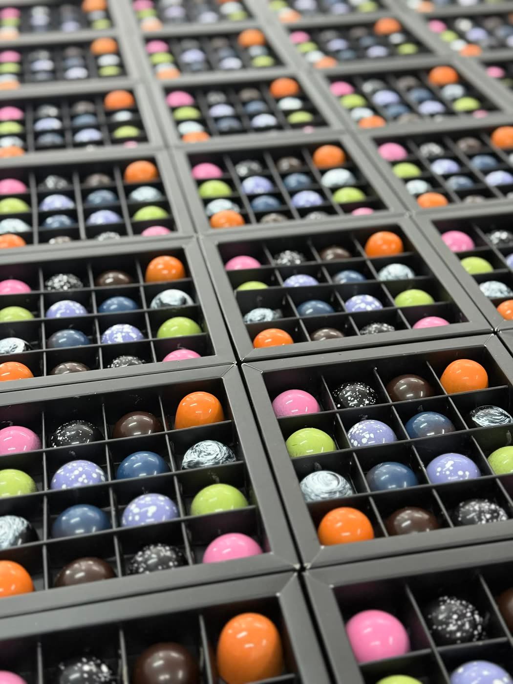 Bonbons de chocolat color&eacute;s de l'atelier