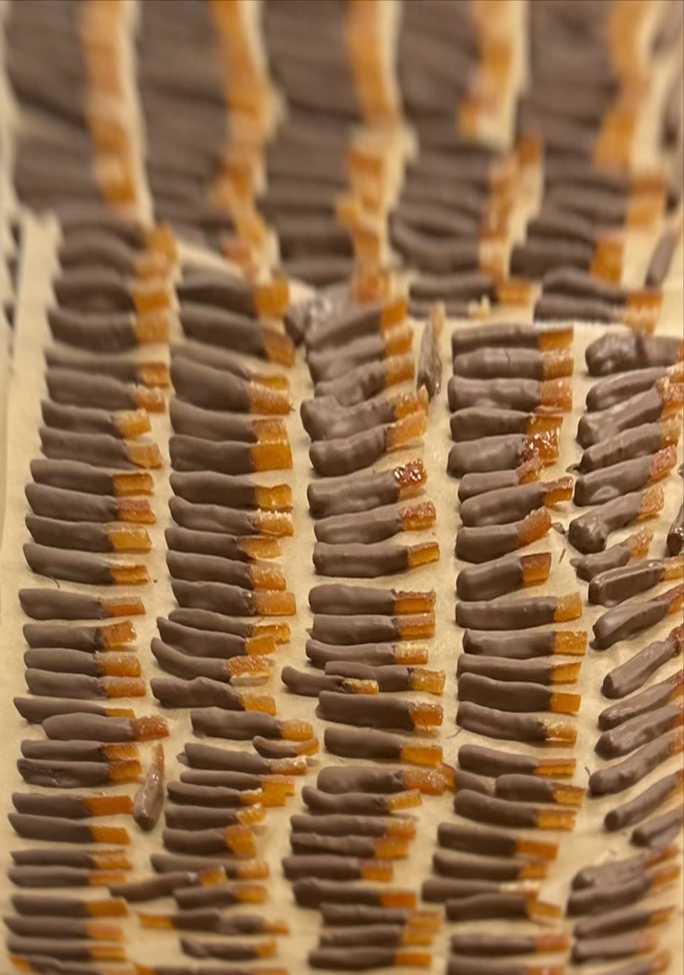 Aiguillettes d'orange confites enrob&eacute;es de chocolat