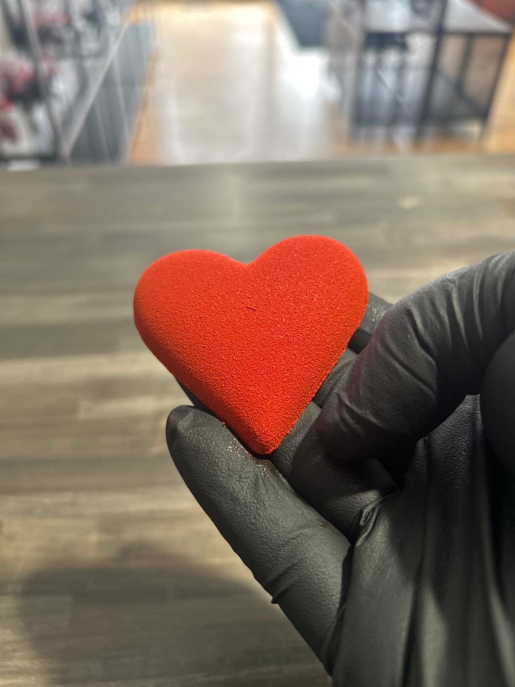 C&oelig;ur en chocolat rouge velours, fa&ccedil;onn&eacute; &agrave; la main