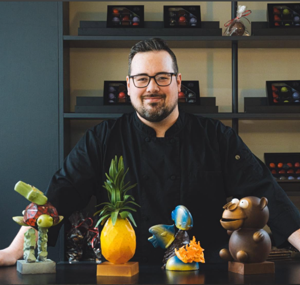 Le chocolatier de Monsieur Choco avec ses créations en chocolat — Mont-Laurier, Québec